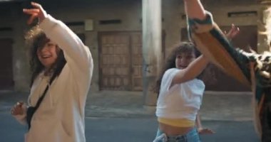 Sokaklarda gösteri yapmak, şık giyinen mutlu kızları eğlendirirdi. Hip hop break dansı yaparak, hareketlerini gösterirlerdi. Şirket birlikte rahatlarken eğleniyor..