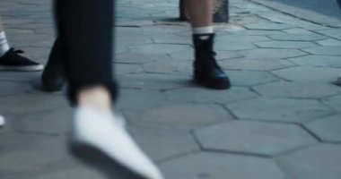 Ayakkabılarla bacaklara yakın çekim. Şirket arkadaşları breakdance hareketleri, sokak yavaş hareketleri yetenekleri gösteren sanatçılar. .