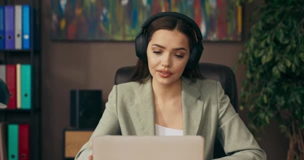 Nuori Rauhallinen Houkutteleva Kunnianhimoinen Nainen Istuu Pöydässä Töissä Kotona Keskustelemassa — kuvapankkivideo