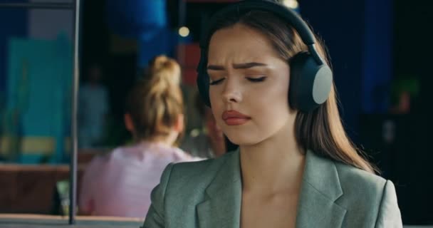 Close Shot Selective Focus Woman Wireless Headphones Earbuds Sits Restaurant — Vídeos de Stock