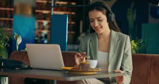 Woman Wireless Headphones Sits Table Beautiful Adorable Restaurant Cafe Works — Vídeo de Stock