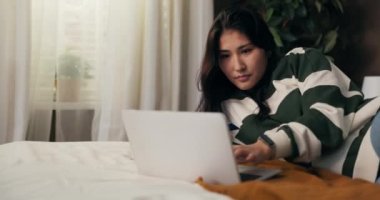 Bir kadın bilgisayarla yatağa uzanıyor ve internetten alışveriş siparişi veriyor. İnternet sitesindeki kredi kartı ödemesi reddedildi. İşlemin iptali kızın kafasını karıştırdı ve kart numaralarını tekrar girdi.