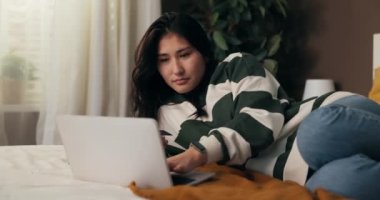 Bir kadın bilgisayarla yatağa uzanıyor ve internetten alışveriş siparişi veriyor. İnternet sitesindeki kredi kartı ödemesi reddedildi. İşlemin iptali kızın kafasını karıştırdı ve kart numaralarını tekrar girdi.