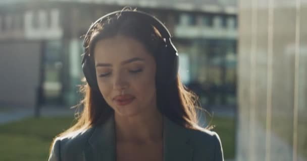 Young Woman Wireless Headphones Goes Out Walking Buisness Centre Officesclose — Vídeos de Stock