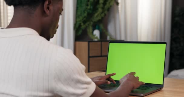 Beyaz Tişörtlü Koyu Tenli Genç Bir Adam Internetten Alışveriş Yapıyor — Stok video