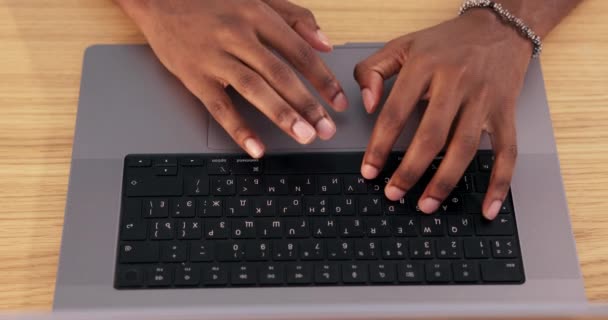 Вид Сверху Клавиатуры Ноутбука Используемой Человеком Работающим Компьютере Пишущим Ответную — стоковое видео