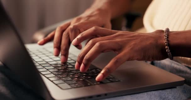仕事中にキーボードで指を叩くアフリカ系アメリカ人男性の手のクローズアップ — ストック動画