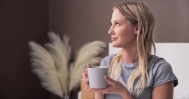 Sabahları uyanıp yatak odasının penceresinden dışarı bakan bir kadının arkasından gelen bir silah sesi tüm gece boyunca kollarını uzatır..