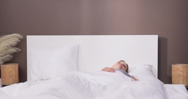 Kobieta Budzi Się Rano Siada Łóżku Rozciągając Się Ziewając Rozglądając — Wideo stockowe