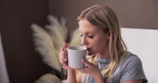 Ранкова Кава Ліжку Молода Жінка Прокидається Роботу Раніше Тому Вона — стокове відео