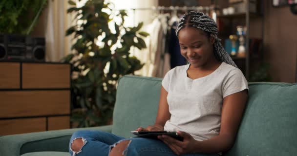 Afrikanischer Virtueller Assistent Der Mehreren Kunden Administrative Unterstützung Tablet Bietet — Stockvideo