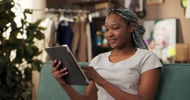 Afrikanische Digitale Vermarkterin Angestellt Bei Commerce Unternehmen Nutzt Ihren Tablet — Stockvideo
