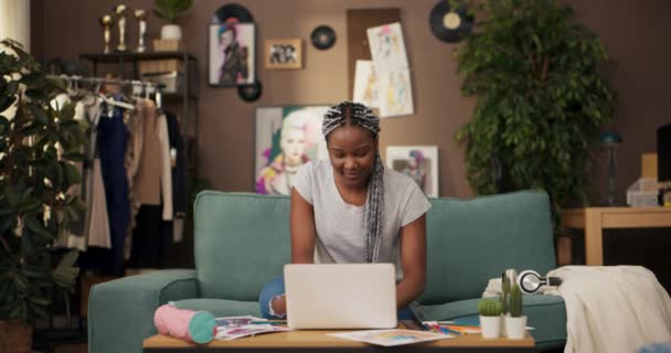 Afrikanische Modedesignerin Die Mit Ihrem Handy Digitale Modeillustrationen Entwirft Und — Stockvideo