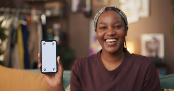 Afrikanische Frau Erstellt Informatives Video Dem Sie Die Innovativen Merkmale — Stockvideo