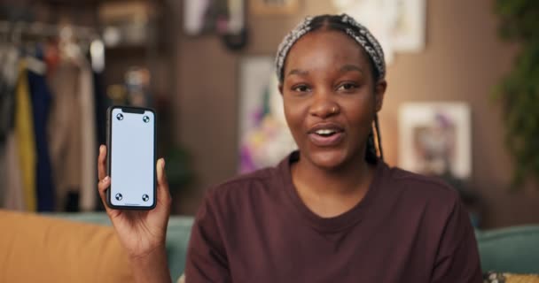 Africká Žena Přijímá Roli Technologického Recenzenta Nahrává Detailní Video Kde — Stock video