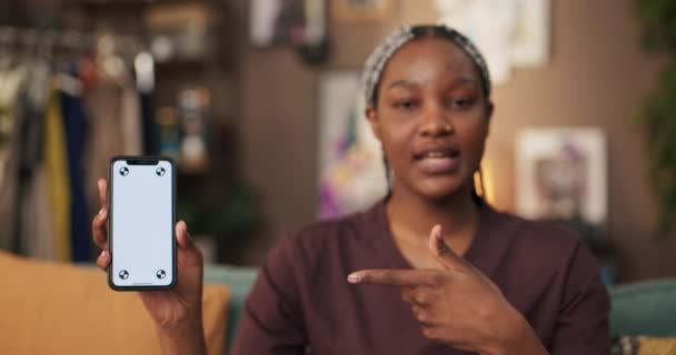 Africký Tech Ovlivňující Žena Vezme Fotoaparát Svým Novým Smartphonem Ruce — Stock video