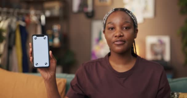 Africký Tech Důvtipný Tvůrce Obsahu Používá Svůj Nový Smartphone Zapojit — Stock video