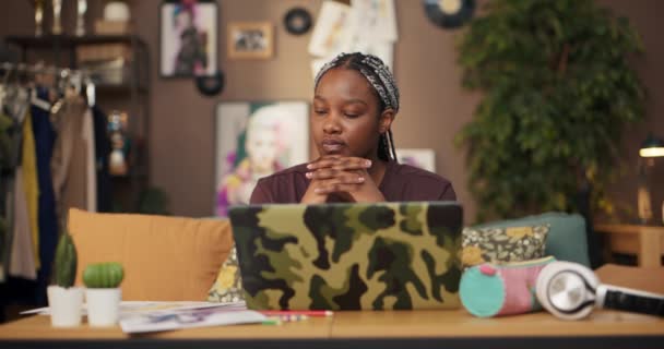 Африканская Визажистка Предлагающая Виртуальные Консультации Учебные Пособия Через Видеозвонки Своем — стоковое видео