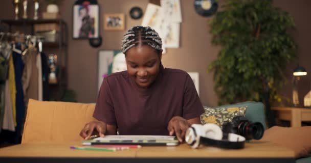 Африканська Жінка Сідає Диван Забирає Комп Ютер Пірнаючи Роботу Вільнонайманий — стокове відео