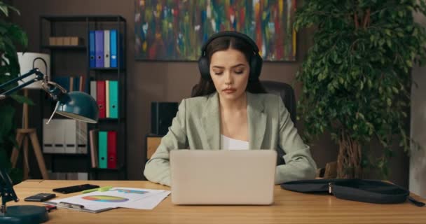 Female Office Workes Sits Table Office Home Dream Job Lady — Vídeo de Stock