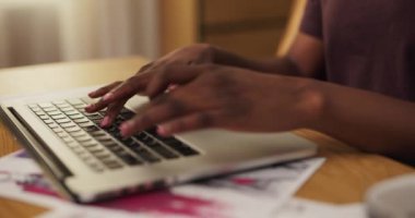 Afrikalı kadın içerik yaratıcısı, ilgi çekici makaleler yazan, sosyal medya paylaşımları yaratan, çeşitli çevrimiçi içerik platformları üreten, ikna edici anlatılar üreten ve izleyicilerle ilişki kuran.