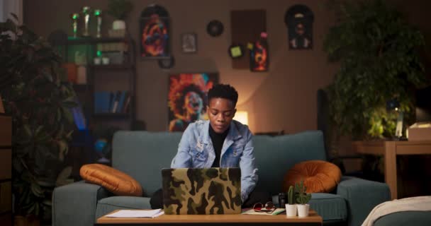프리랜서 그래픽 디자이너 개발자 아프리카 여성은 자신의 컴퓨터 앞에서 열심히 — 비디오