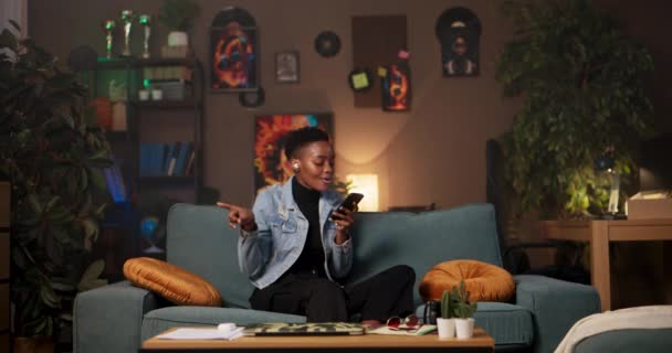 Voice Kunstenaar Verteller Afrikaanse Vrouw Met Kort Haar Ligt Bank — Stockvideo