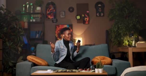 Ses Mühendisi Veya Müzik Teknisyeni Afrikalı Kadın Oturma Odasında Ses — Stok video