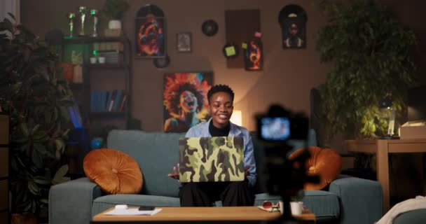 リビングルームに座っているイラストレーターやストーリーボードアーティストアフリカの女性は 魅惑的なビジュアルを通して物語やアイデアを生き生きとさせる目的で絵を描き 書きます — ストック動画
