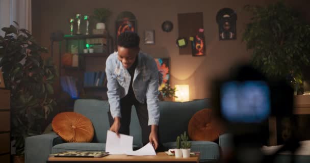 Motivationsrednerin Oder Sprechcoach Afrikanische Frau Ihrem Wohnzimmer Spricht Selbstbewusst Die — Stockvideo