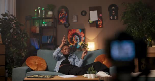 Professionell Dansare Koreograf Afrikansk Kvinna Bär Rosa Solglasögon Lägger Soffan — Stockvideo