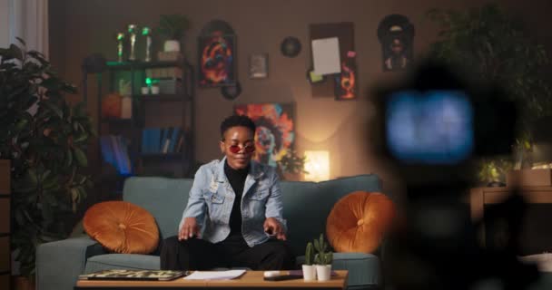 Konsult Eller Kreativ Chef Afrikansk Kvinna Vardagsrummet Håller Telefonen Deltar — Stockvideo