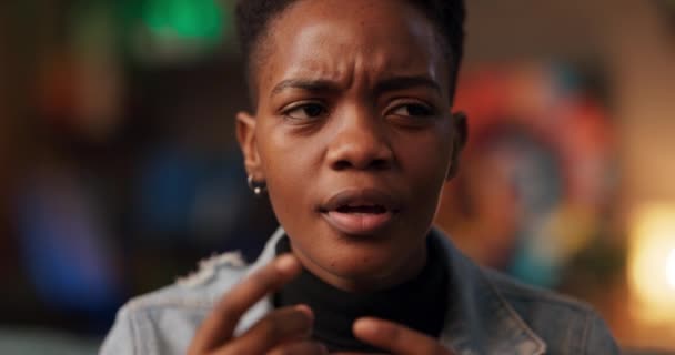 Решительным Взглядом Африканская Женщина Гостиной Страстно Говорит Камерой Намекая Роль — стоковое видео
