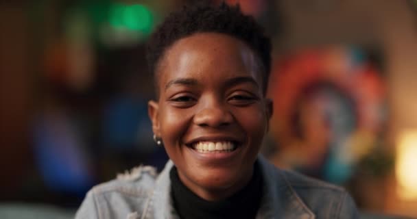 Hayırsever Organizasyonun Sözcüsü Büyüleyici Gülümsemesiyle Salondaki Afrikalı Kadın Farkındalığı Arttırmak — Stok video