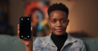 Teknoloji şirketi Afrikalı kadın için dijital pazarlamacı ürün uzmanı. Elinde cep telefonu var. Bu da yenilikçi özellikleri gösteriyor ki geliştirilmiş gerçeklik yetenekleri çalışıyor..