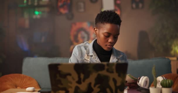 Marketing Vagy Értékesítési Képviselőafrikai Nappaliban Befejezi Munkáját Számítógépen Fogja Laptopját — Stock videók