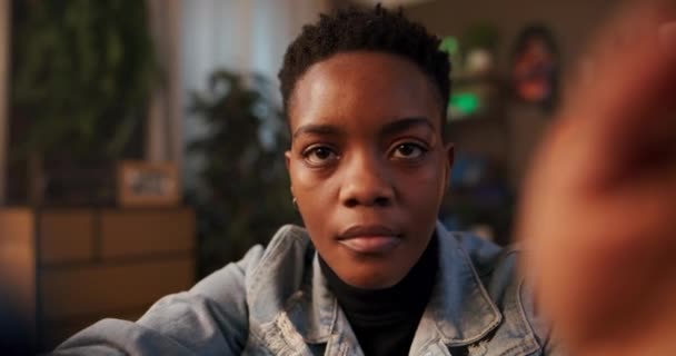 Afrikalı Bir Kadın Oturma Odasında Kamerasıyla Ilgilenerek Fotoğrafçılığa Olan Tutkusunu — Stok video