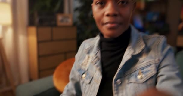 Zdjęciu Pewna Siebie Afrykanka Krótkimi Włosami Siedząca Wygodnie Dobrze Oświetlonym — Wideo stockowe