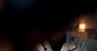 Oturma odası Afrikalı kadınlar için sığınak haline gelir. Kısa saçlı, bireysel bir ifade olan kamerayla teselli bulur. Fotoğraf malzemelerini el değmemiş tutmak için yapılan tutku yatırımlarıyla tamamlanır..