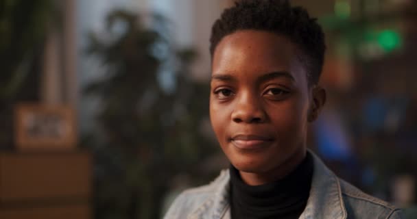 Afrikanerin Mit Kurzhaarfrisur Die Mit Einem Strahlenden Lächeln Die Kamera — Stockvideo