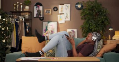 Afrikalı müzik meraklısı, cep telefonunu müzik listeleri oluşturmak için kullanıyor, yeni sanatçılar keşfediyor, ve müzik topluluklarına katılıyor, müzik dünyasının ritmi ve duygularıyla derin bir bağlantı hissediyor..