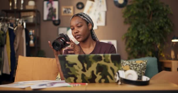 Αφρικανός Επιχειρηματίας Μόδας Χρησιμοποιώντας Τον Υπολογιστή Και Κινητό Της Για — Αρχείο Βίντεο