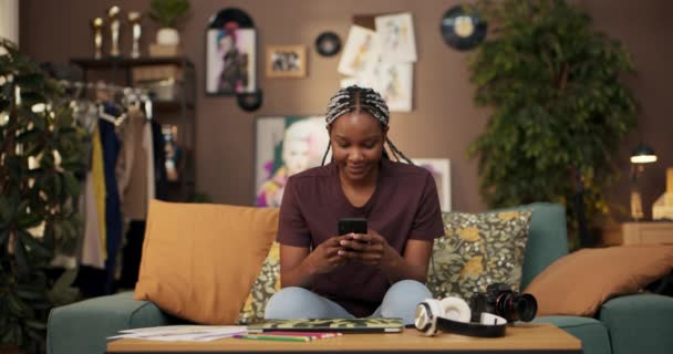 Afrikai Képzett Multitasker Használja Mobiltelefont Hogy Kezelje Forgalmas Menetrend Beállított — Stock videók
