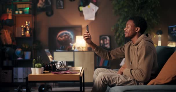 Dans Koreografı Afrikalı Amerikalı Adam Cep Telefonunu Dans Rutinlerini Paylaşmak — Stok video