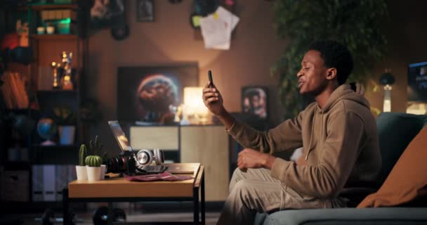 Dil Öğretmeni Afrikalı Amerikalı Adam Cep Telefonuyla Dil Öğretiyor Öğrencilerle — Stok video