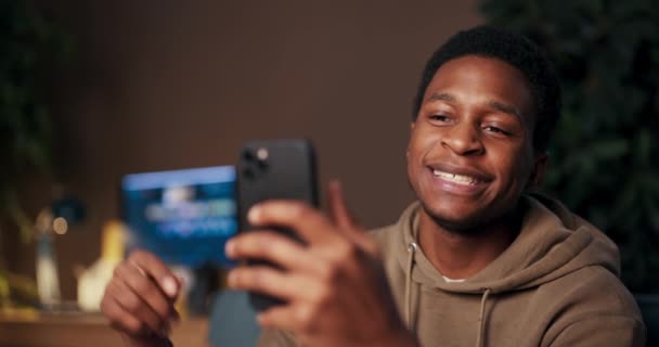 动听的演讲者非洲裔美国人通过手机提供动力 分享令人振奋的内容 提供鼓励 并通过微笑和充满活力的舞蹈传播积极的一面 — 图库视频影像