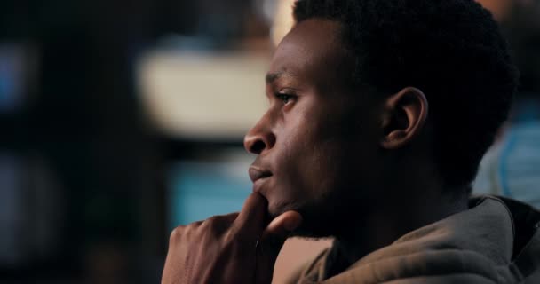 Pemuda Afrika Amerika Yang Bijaksana Duduk Sofa Ruang Tamunya Tenggelam — Stok Video
