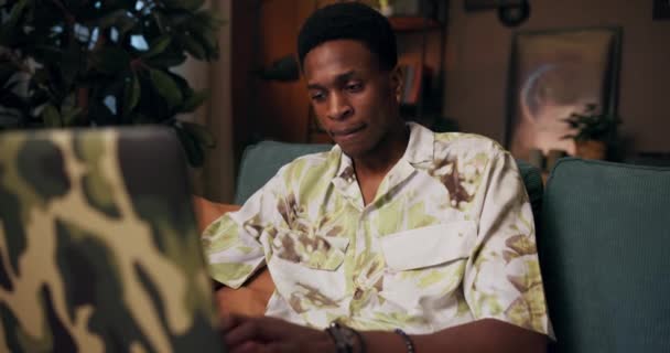 Delighted Afro Amerikaanse Donkere Huid Zwarte Man Met Een Draadloze — Stockvideo