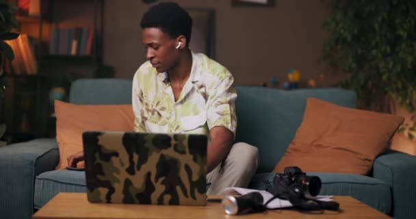 Skilled Coder 클로즈업한 아프리카 사람들의 그들의 노트북에 라인을 빠르게 입력하고 — 비디오