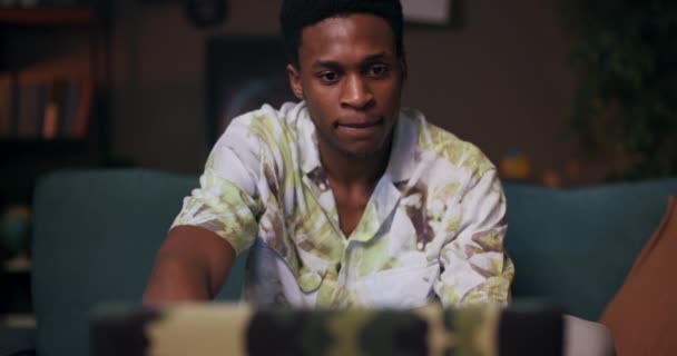 Com Laptop Uma Mesa Homem Africano Conversa Animadamente Enquanto Senta — Vídeo de Stock